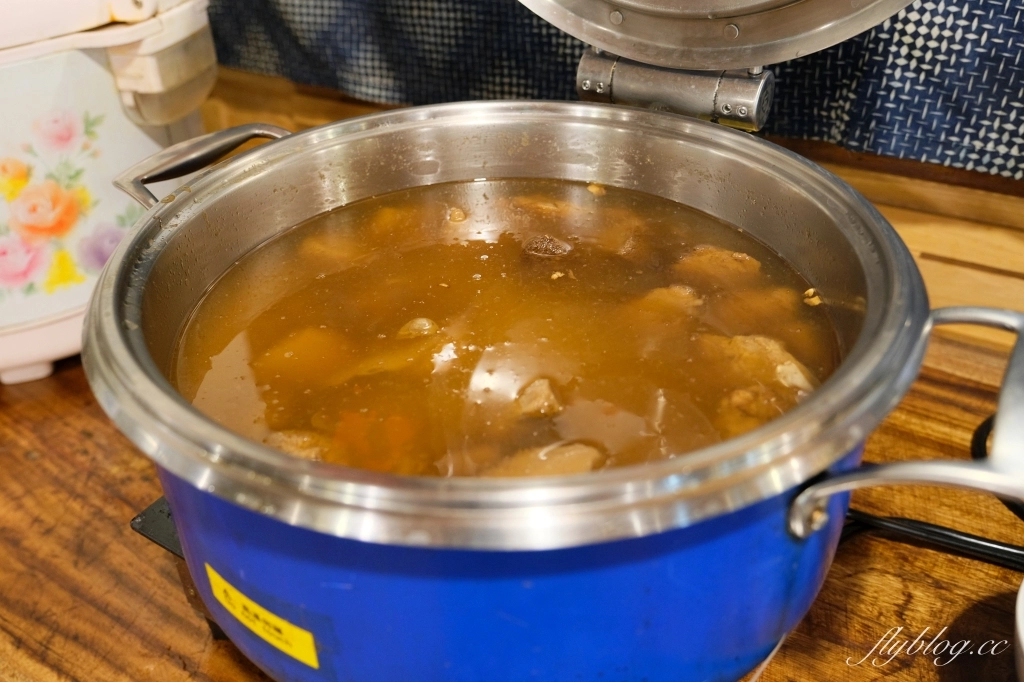 苗栗三義｜卓也小屋渡假園區．鳶尾花季起跑！森林裡的小村落，賞花、美食、藍染 @飛天璇的口袋