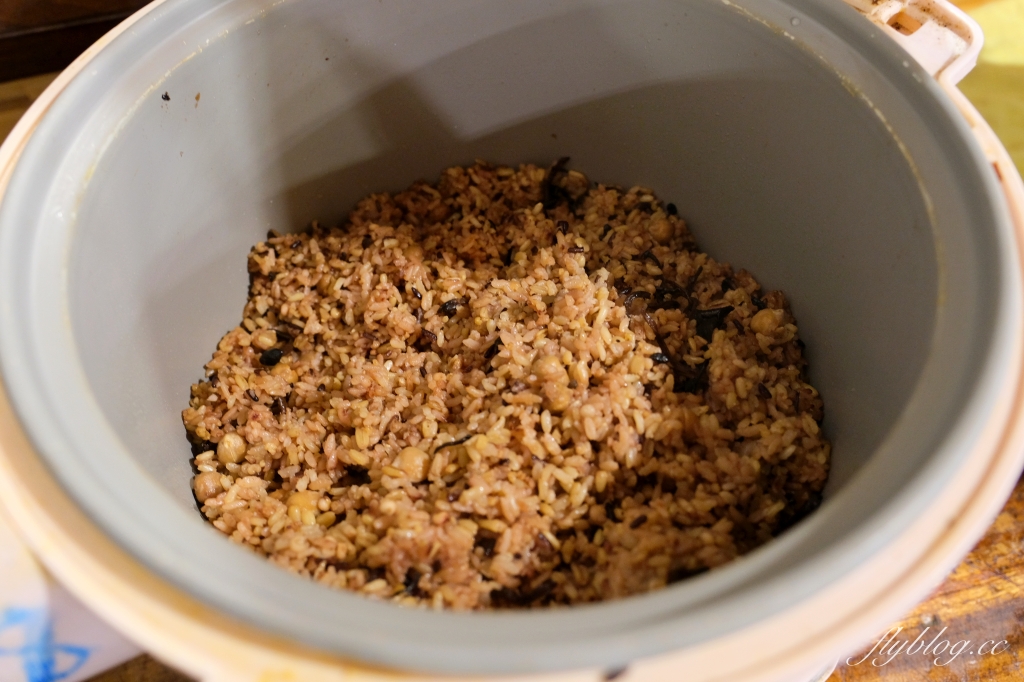 苗栗三義｜卓也小屋渡假園區．鳶尾花季起跑！森林裡的小村落，賞花、美食、藍染 @飛天璇的口袋