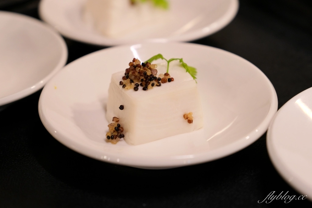 苗栗三義｜卓也小屋渡假園區．鳶尾花季起跑！森林裡的小村落，賞花、美食、藍染 @飛天璇的口袋