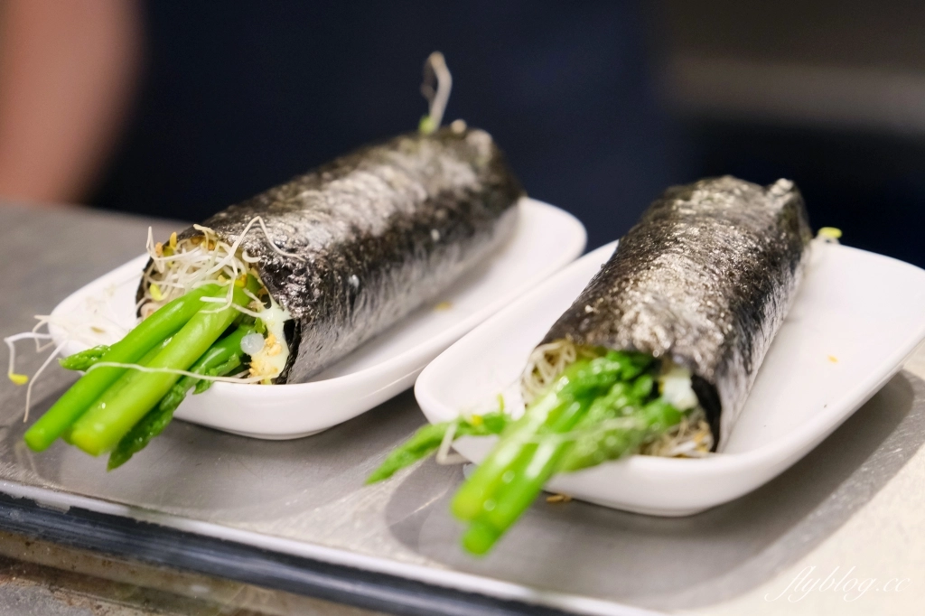 苗栗三義｜卓也小屋渡假園區．鳶尾花季起跑！森林裡的小村落，賞花、美食、藍染 @飛天璇的口袋