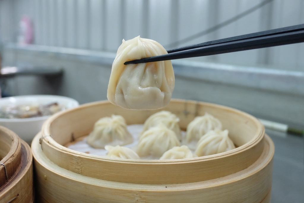 嘉義東區｜豆豆小籠湯包．嘉義版的平價鼎泰豐，還沒開始營業就排隊 @飛天璇的口袋