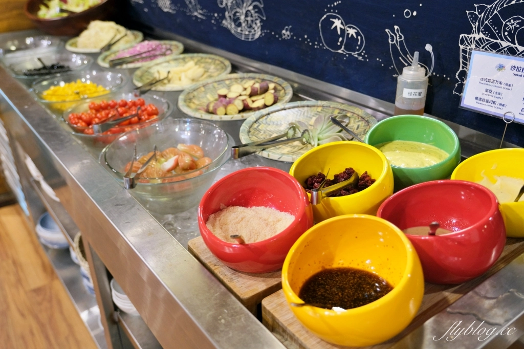 苗栗三義｜卓也小屋渡假園區．鳶尾花季起跑！森林裡的小村落，賞花、美食、藍染 @飛天璇的口袋