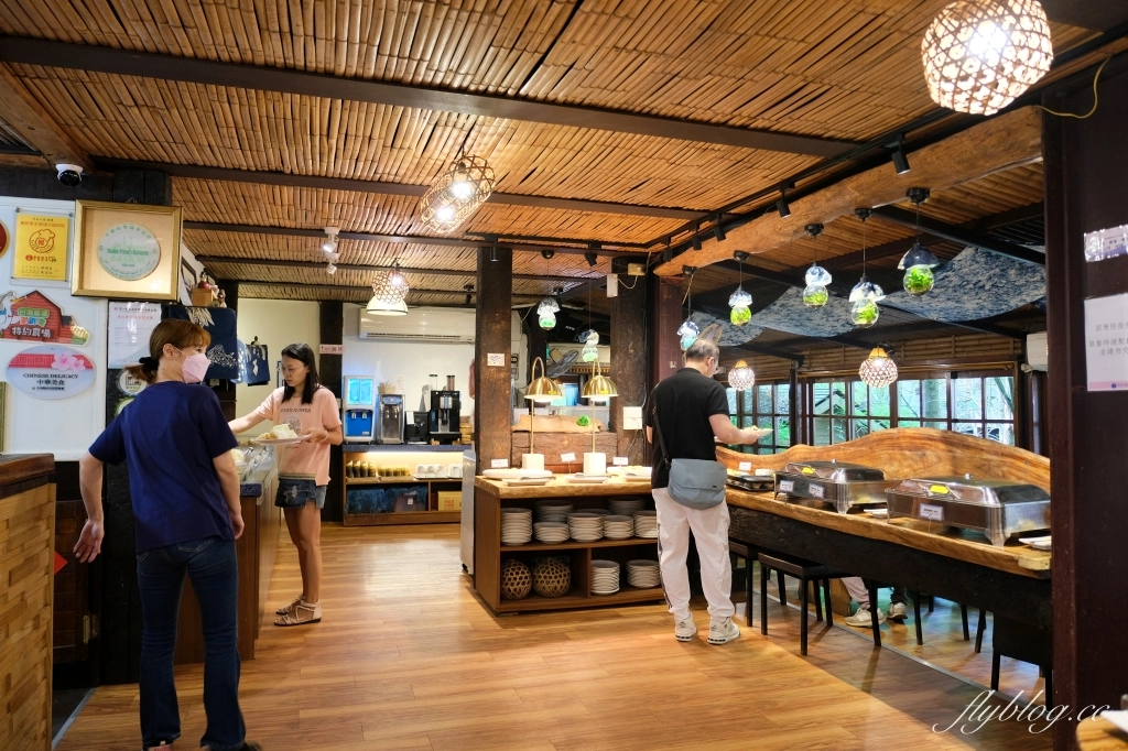 苗栗三義｜卓也小屋渡假園區．鳶尾花季起跑！森林裡的小村落，賞花、美食、藍染 @飛天璇的口袋