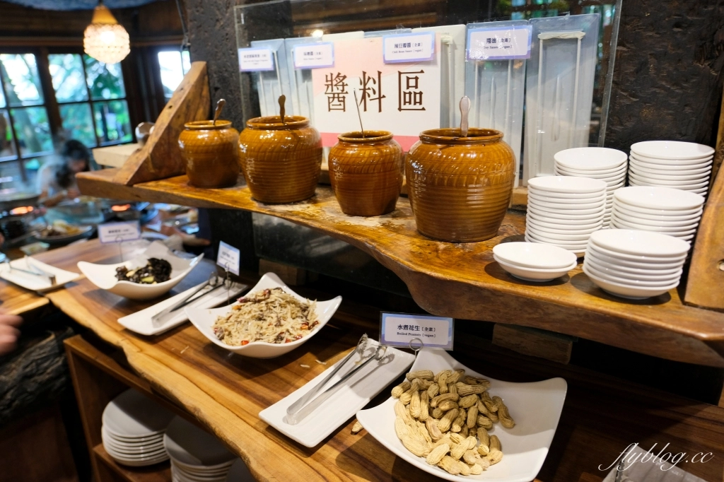 苗栗三義｜卓也小屋渡假園區．鳶尾花季起跑！森林裡的小村落，賞花、美食、藍染 @飛天璇的口袋