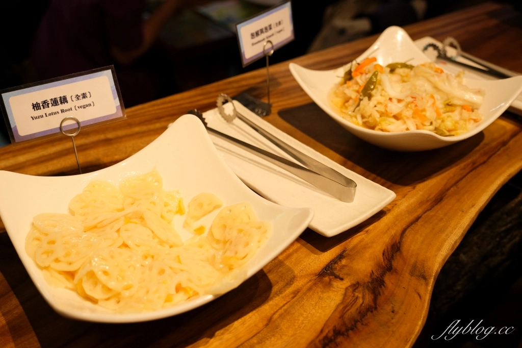 苗栗三義｜卓也小屋渡假園區．鳶尾花季起跑！森林裡的小村落，賞花、美食、藍染 @飛天璇的口袋