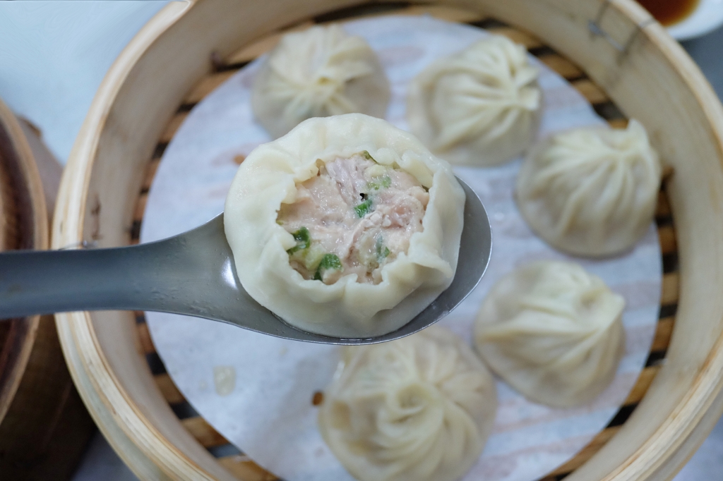 嘉義東區｜豆豆小籠湯包．嘉義版的平價鼎泰豐，還沒開始營業就排隊 @飛天璇的口袋