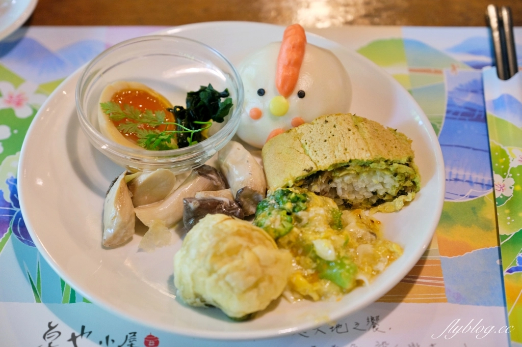 苗栗三義｜卓也小屋渡假園區．鳶尾花季起跑！森林裡的小村落，賞花、美食、藍染 @飛天璇的口袋