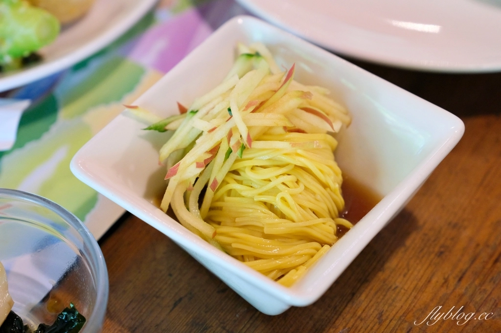 苗栗三義｜卓也小屋渡假園區．鳶尾花季起跑！森林裡的小村落，賞花、美食、藍染 @飛天璇的口袋