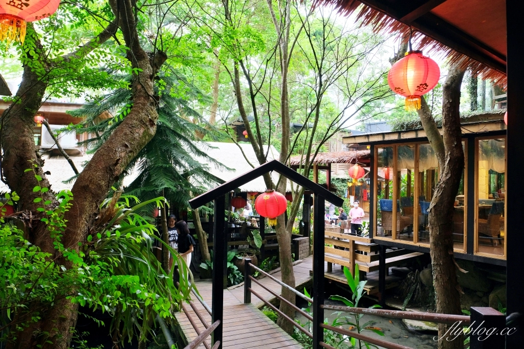 苗栗三義｜卓也小屋渡假園區．鳶尾花季起跑！森林裡的小村落，賞花、美食、藍染 @飛天璇的口袋