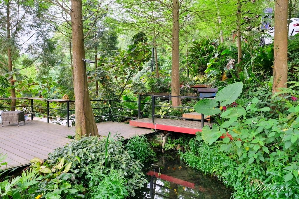 苗栗三義｜卓也小屋渡假園區．鳶尾花季起跑！森林裡的小村落，賞花、美食、藍染 @飛天璇的口袋