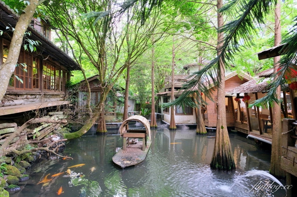 苗栗三義｜卓也小屋渡假園區．鳶尾花季起跑！森林裡的小村落，賞花、美食、藍染 @飛天璇的口袋