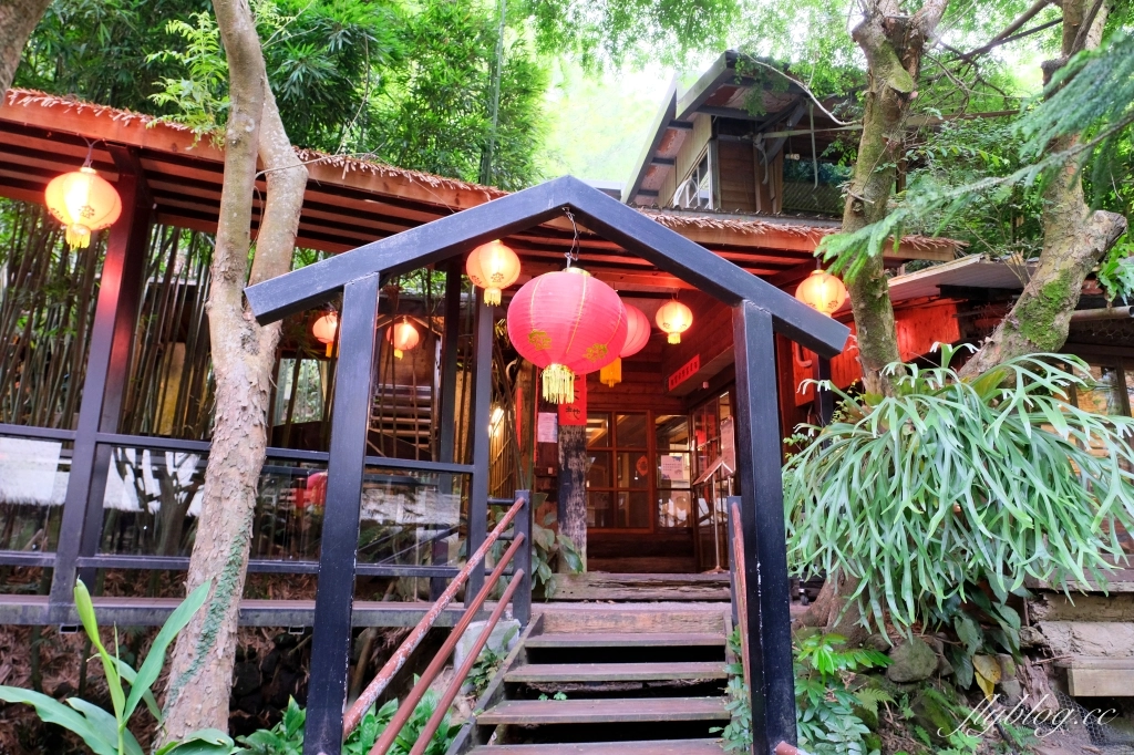 苗栗三義｜卓也小屋渡假園區．鳶尾花季起跑！森林裡的小村落，賞花、美食、藍染 @飛天璇的口袋