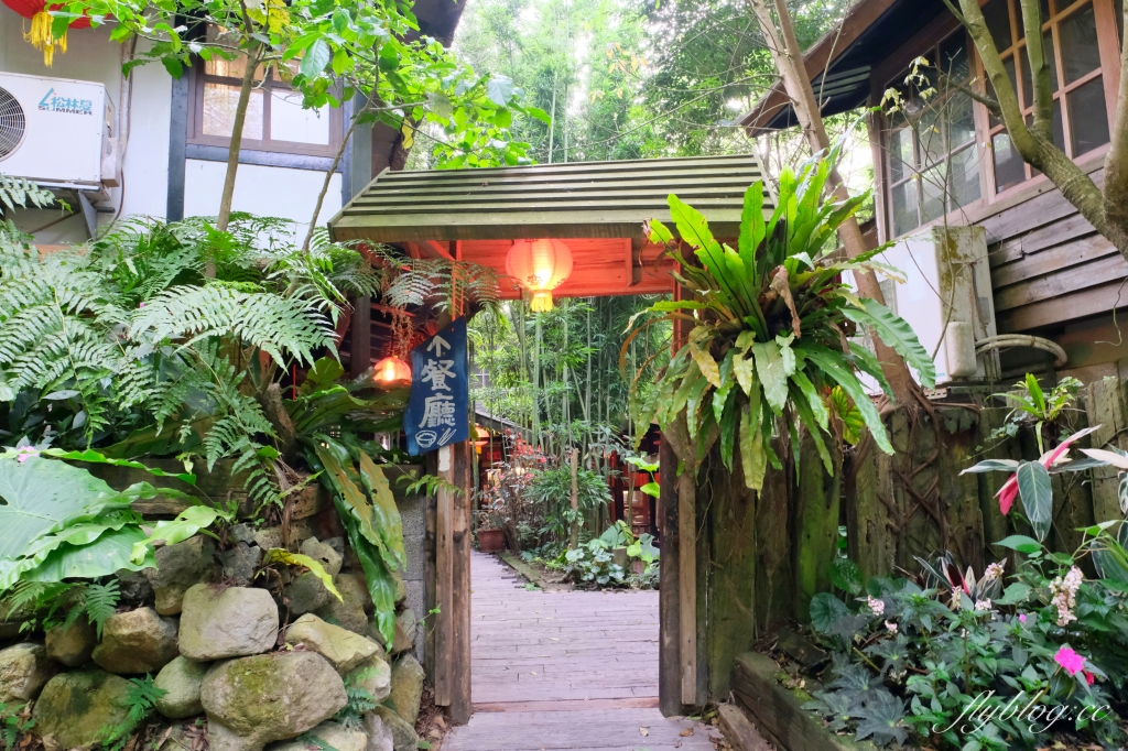 苗栗三義｜卓也小屋渡假園區．鳶尾花季起跑！森林裡的小村落，賞花、美食、藍染 @飛天璇的口袋