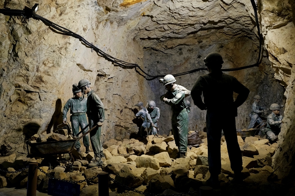 【馬祖南竿】北海坑道，700公尺長地底隧道，搖櫓船賞夢幻景點，還有季節限定藍眼淚 @飛天璇的口袋