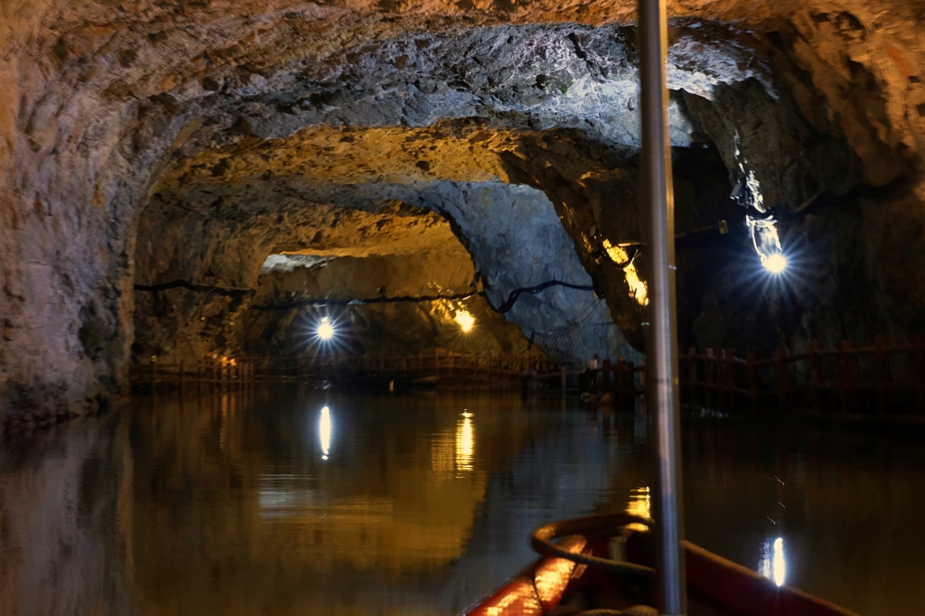 【馬祖南竿】北海坑道，700公尺長地底隧道，搖櫓船賞夢幻景點，還有季節限定藍眼淚 @飛天璇的口袋
