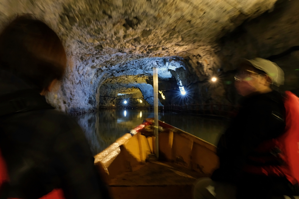 【馬祖南竿】北海坑道，700公尺長地底隧道，搖櫓船賞夢幻景點，還有季節限定藍眼淚 @飛天璇的口袋