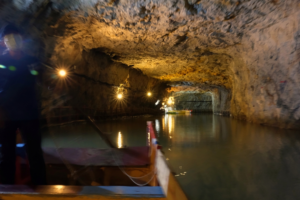 【馬祖南竿】北海坑道，700公尺長地底隧道，搖櫓船賞夢幻景點，還有季節限定藍眼淚 @飛天璇的口袋