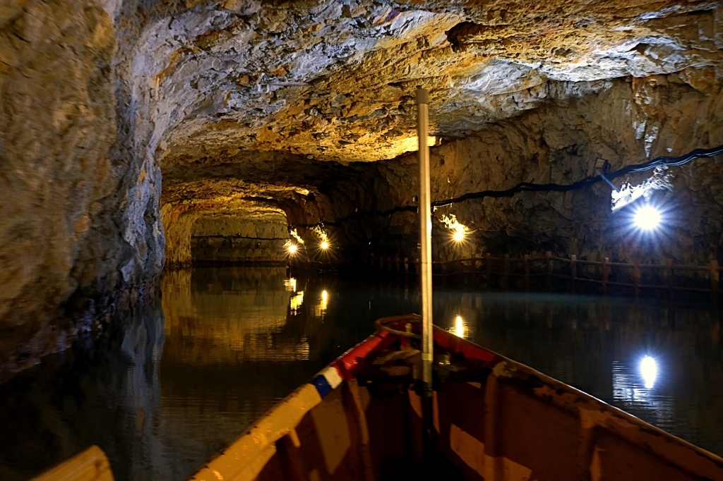 【馬祖南竿】北海坑道，700公尺長地底隧道，搖櫓船賞夢幻景點，還有季節限定藍眼淚 @飛天璇的口袋