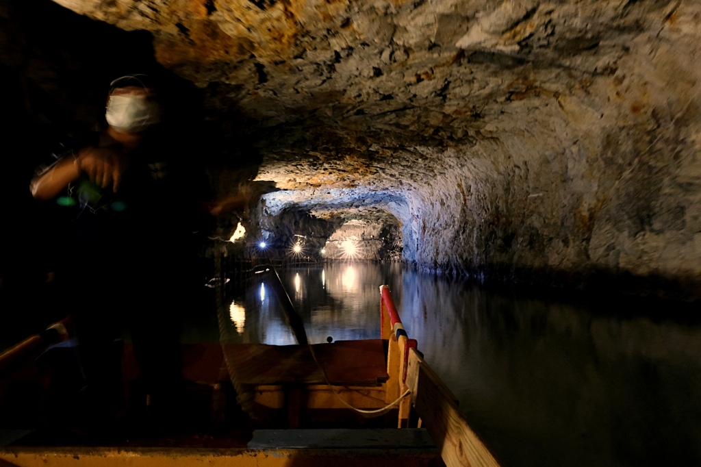 【馬祖南竿】北海坑道，700公尺長地底隧道，搖櫓船賞夢幻景點，還有季節限定藍眼淚 @飛天璇的口袋