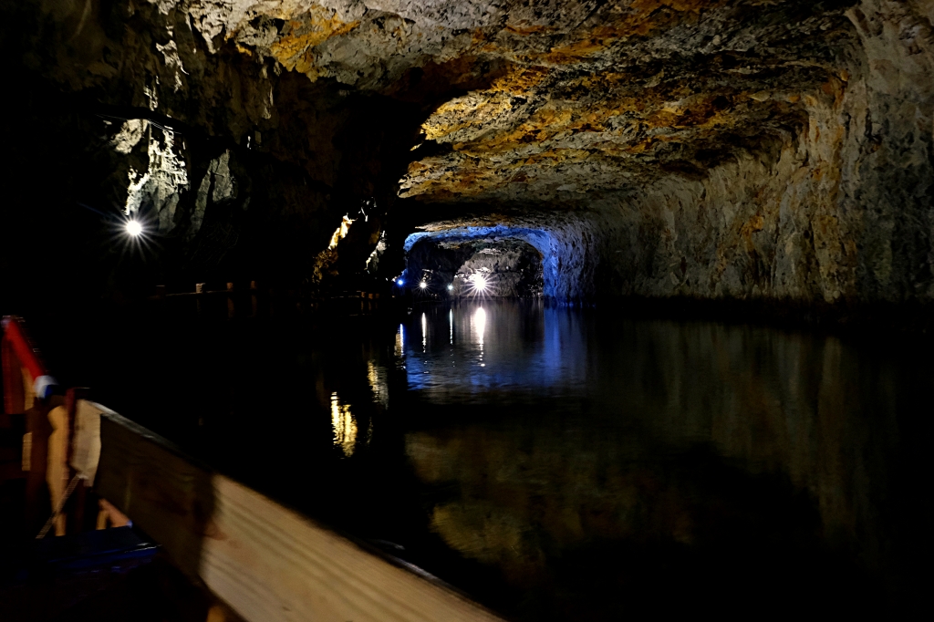 【馬祖南竿】北海坑道，700公尺長地底隧道，搖櫓船賞夢幻景點，還有季節限定藍眼淚 @飛天璇的口袋