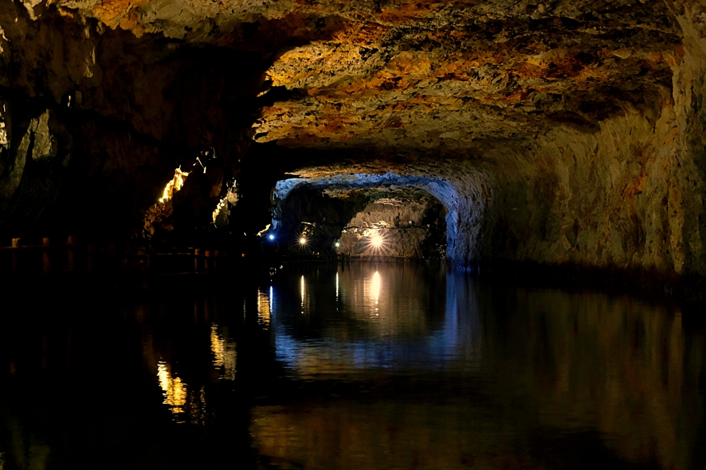 【馬祖南竿】北海坑道，700公尺長地底隧道，搖櫓船賞夢幻景點，還有季節限定藍眼淚 @飛天璇的口袋