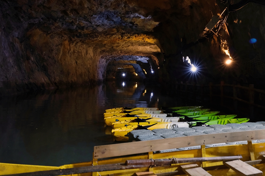 【馬祖南竿】北海坑道，700公尺長地底隧道，搖櫓船賞夢幻景點，還有季節限定藍眼淚 @飛天璇的口袋