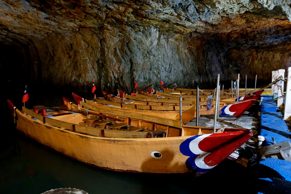 【馬祖南竿】北海坑道，700公尺長地底隧道，搖櫓船賞夢幻景點，還有季節限定藍眼淚 @飛天璇的口袋