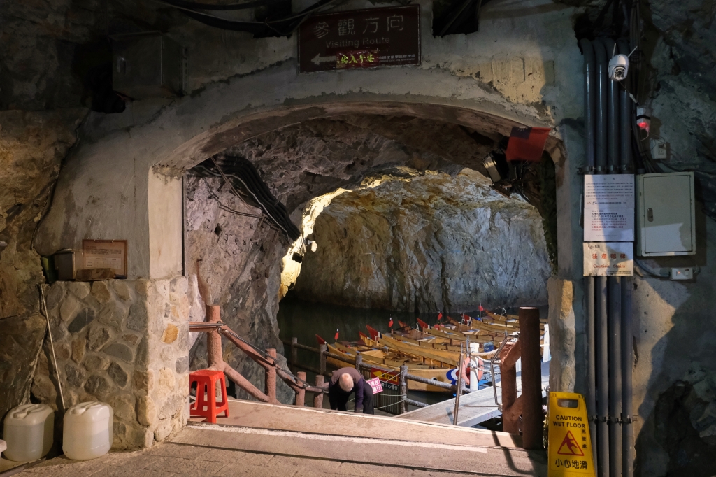 【馬祖南竿】北海坑道，700公尺長地底隧道，搖櫓船賞夢幻景點，還有季節限定藍眼淚 @飛天璇的口袋