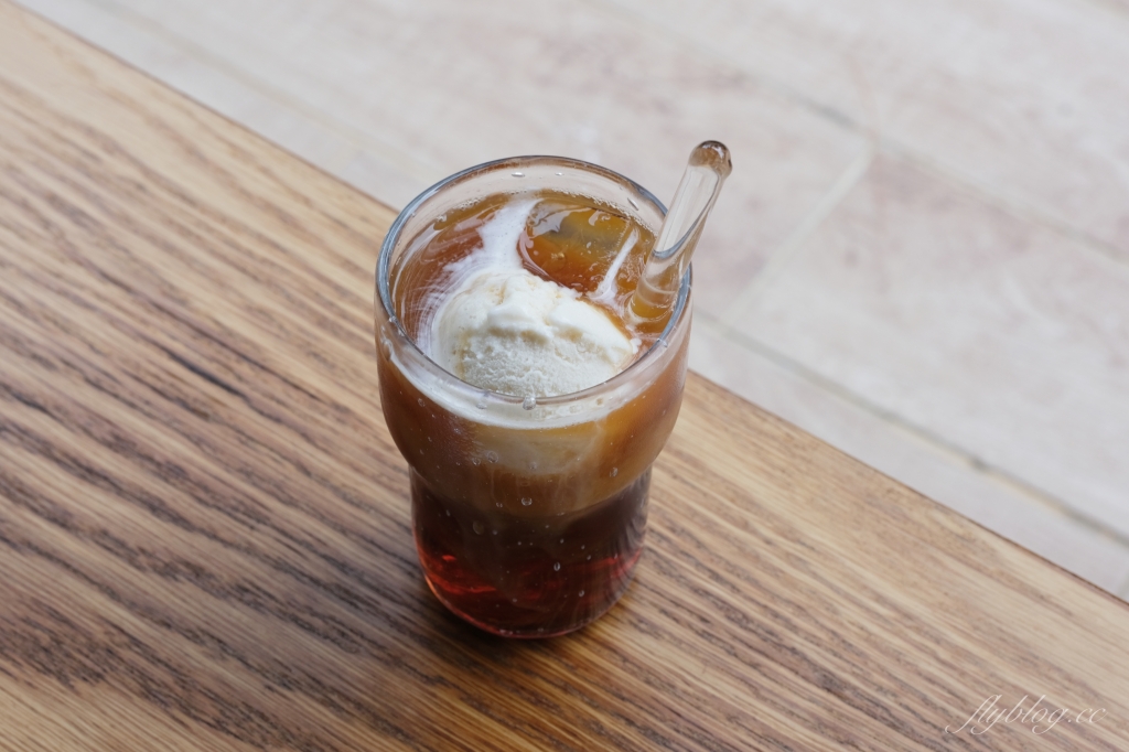 新竹東區｜春室 The POOL｜新竹公園裡的玻璃屋咖啡館，與蜷尾家、木更咖啡、興波咖啡等人氣美食跨界合作 @飛天璇的口袋