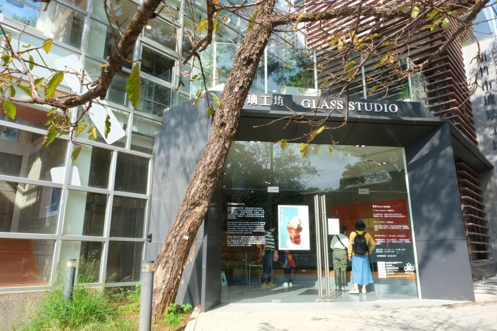 新竹東區｜春室 The POOL｜新竹公園裡的玻璃屋咖啡館，與蜷尾家、木更咖啡、興波咖啡等人氣美食跨界合作 @飛天璇的口袋