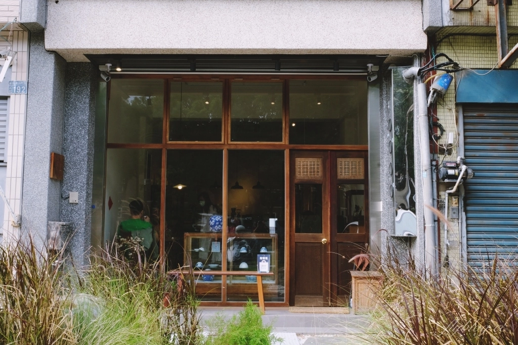 新竹北區｜無恙｜充滿美術館氛圍的老宅咖啡館，喝咖啡還可以欣賞奈良美智等藝術作品 @飛天璇的口袋