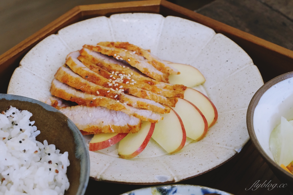 新竹北區｜無恙｜充滿美術館氛圍的老宅咖啡館，喝咖啡還可以欣賞奈良美智等藝術作品 @飛天璇的口袋