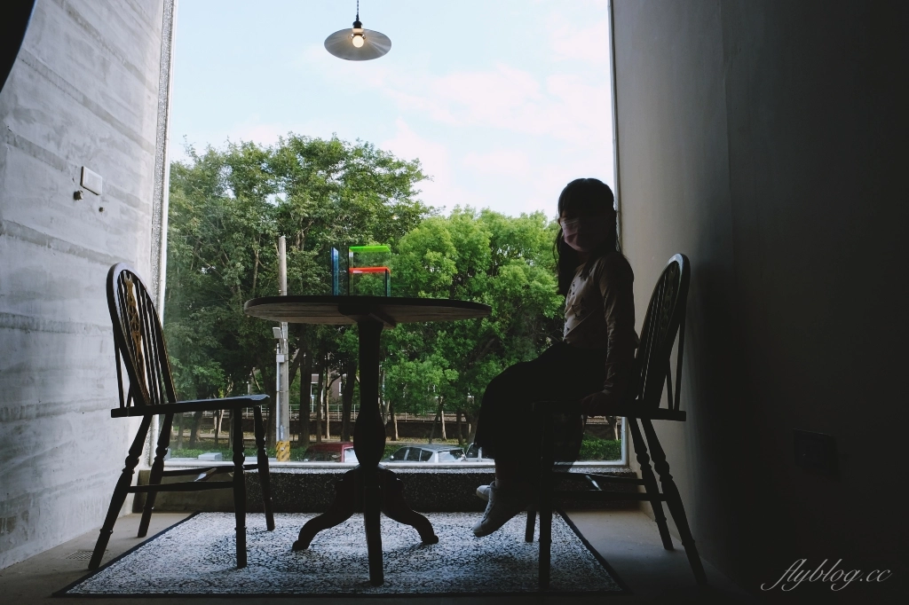 新竹北區｜無恙｜充滿美術館氛圍的老宅咖啡館，喝咖啡還可以欣賞奈良美智等藝術作品 @飛天璇的口袋