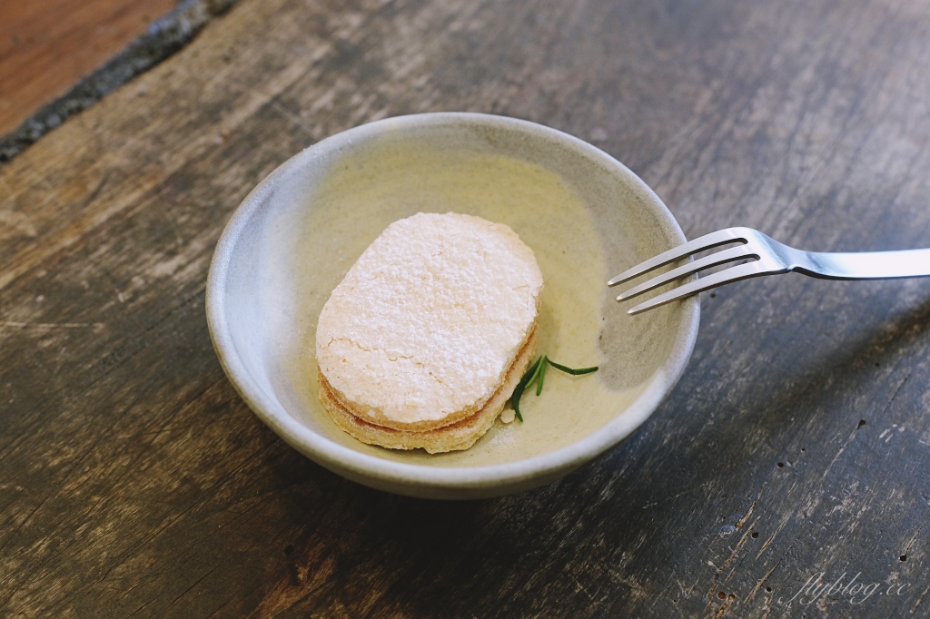 新竹北區｜無恙｜充滿美術館氛圍的老宅咖啡館，喝咖啡還可以欣賞奈良美智等藝術作品 @飛天璇的口袋