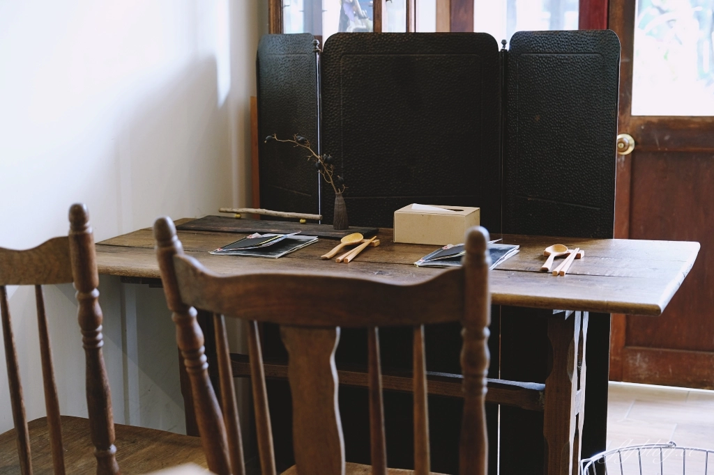 新竹北區｜無恙｜充滿美術館氛圍的老宅咖啡館，喝咖啡還可以欣賞奈良美智等藝術作品 @飛天璇的口袋