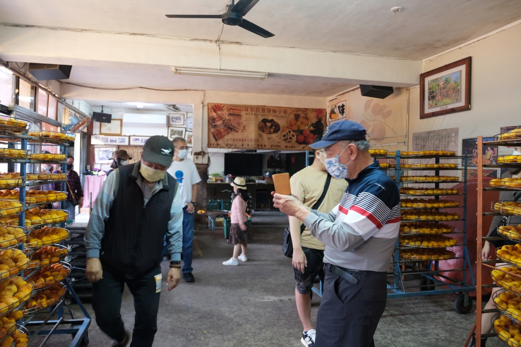 新竹新埔｜味衛佳柿餅教育農園．秋天限定的三合院曬柿子，療癒又好拍的金色浪漫 @飛天璇的口袋