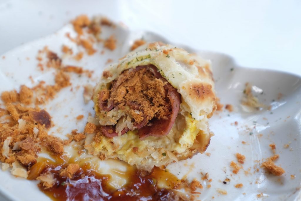 台中南屯｜嘉香早餐店，在地20年的超人氣傳統早餐店，必點總匯蛋餅和炒麵 @飛天璇的口袋