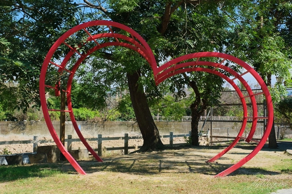 台中石岡｜石岡情人木橋．紫見石岡浪漫花漾園區，四大裝置藝術登場 @飛天璇的口袋