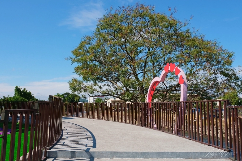 台中石岡｜石岡情人木橋．紫見石岡浪漫花漾園區，四大裝置藝術登場 @飛天璇的口袋