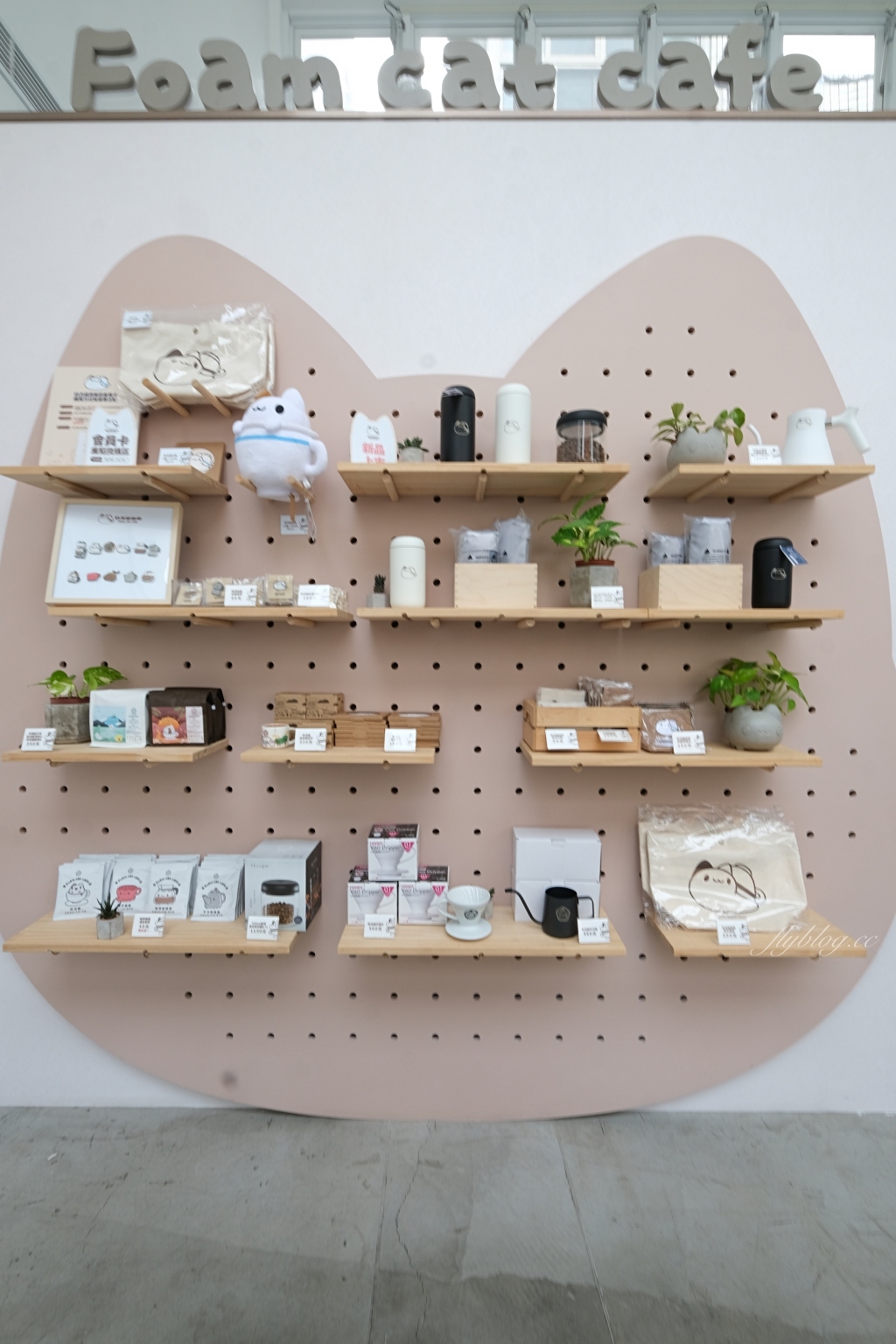 奶泡貓咖啡｜可愛的貓貓蟲咖波主題咖啡館，勤美誠品商圈透明玻璃屋 @飛天璇的口袋