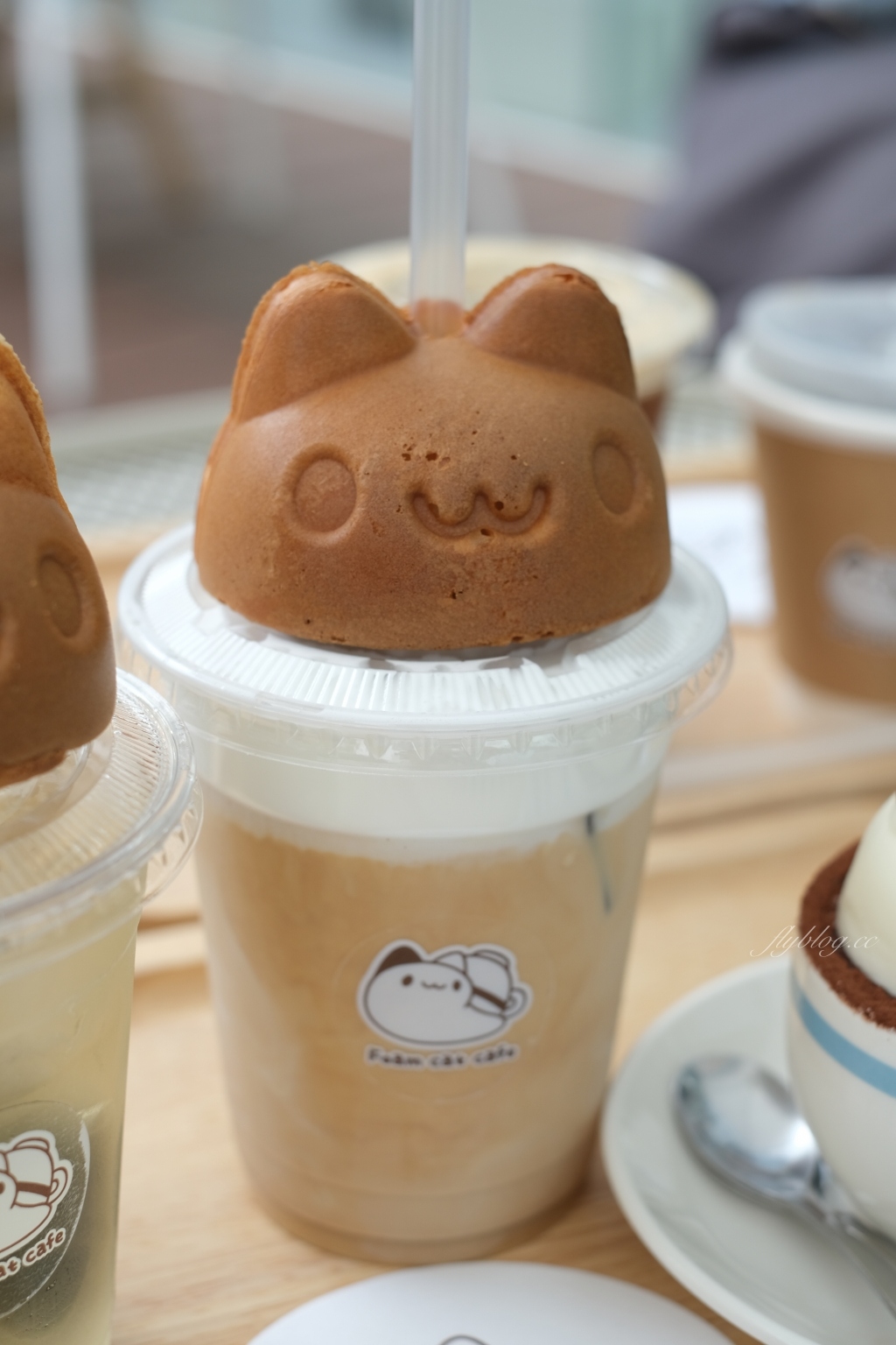 奶泡貓咖啡｜可愛的貓貓蟲咖波主題咖啡館，勤美誠品商圈透明玻璃屋 @飛天璇的口袋