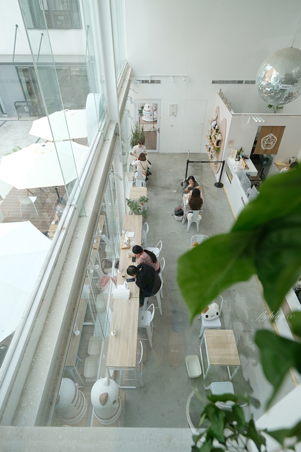奶泡貓咖啡｜可愛的貓貓蟲咖波主題咖啡館，勤美誠品商圈透明玻璃屋 @飛天璇的口袋