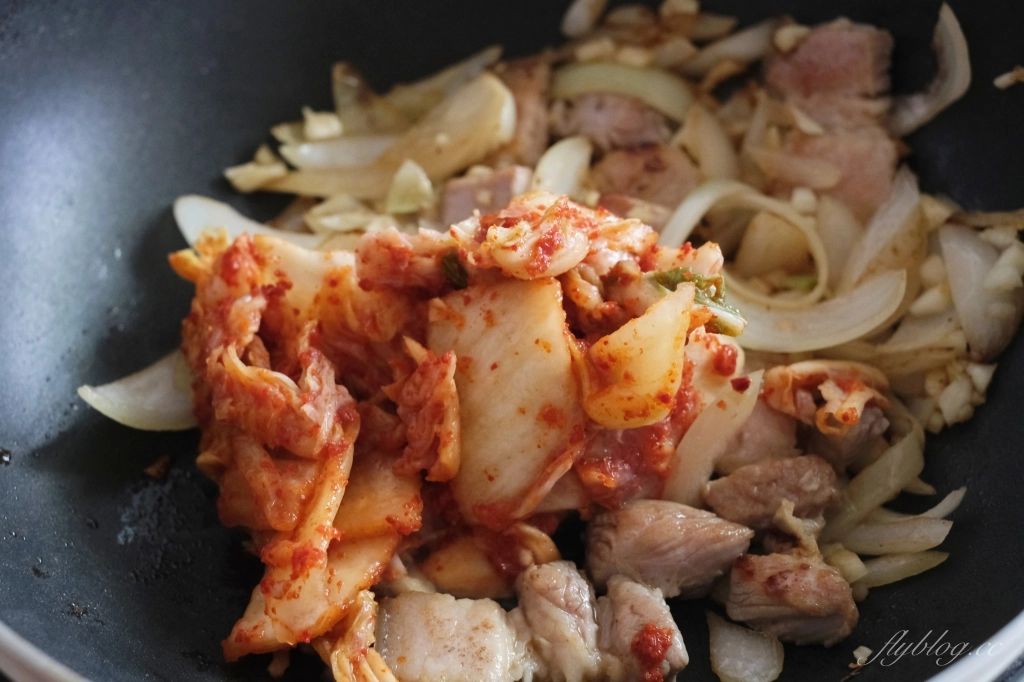 食譜分享｜韓式泡菜豆腐鍋做法，簡單又方便的韓式泡菜豆腐鍋食譜，冬天吃一鍋馬上暖呼呼 @飛天璇的口袋