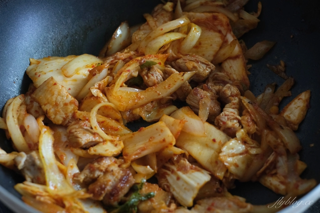 食譜分享｜韓式泡菜豆腐鍋做法，簡單又方便的韓式泡菜豆腐鍋食譜，冬天吃一鍋馬上暖呼呼 @飛天璇的口袋