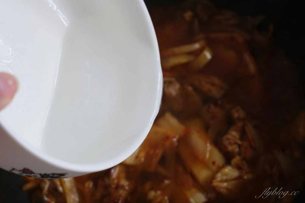 食譜分享｜韓式泡菜豆腐鍋做法，簡單又方便的韓式泡菜豆腐鍋食譜，冬天吃一鍋馬上暖呼呼 @飛天璇的口袋