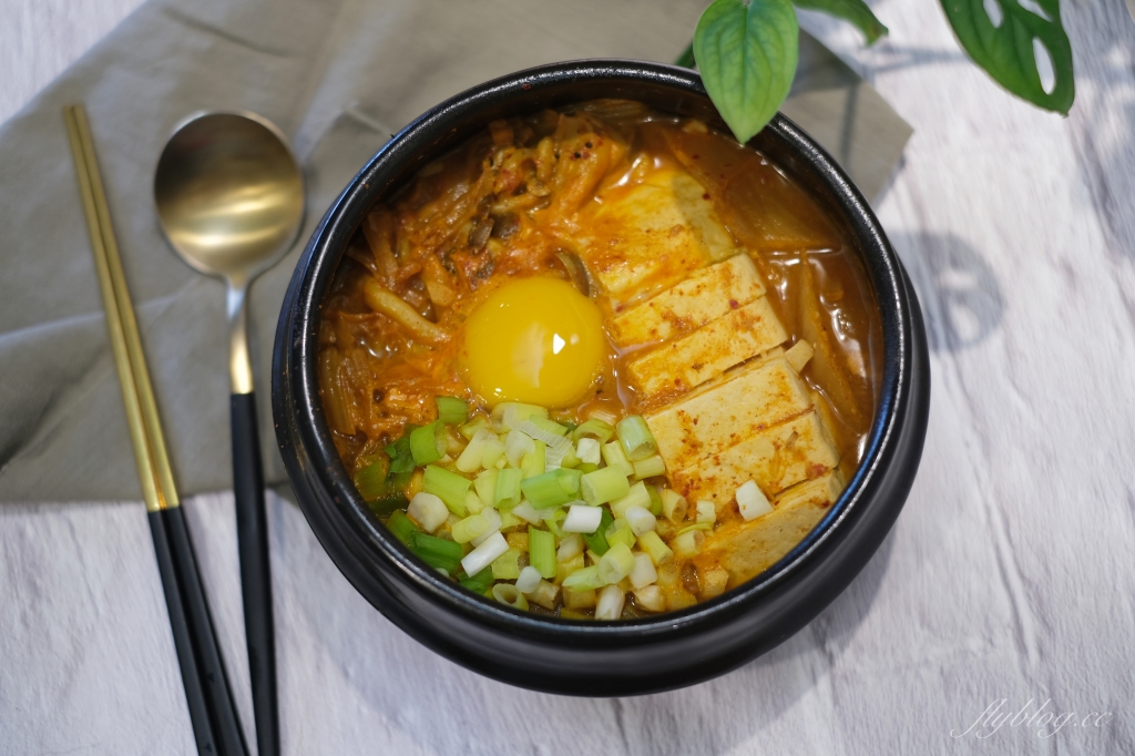 食譜分享｜韓式泡菜豆腐鍋做法，簡單又方便的韓式泡菜豆腐鍋食譜，冬天吃一鍋馬上暖呼呼 @飛天璇的口袋