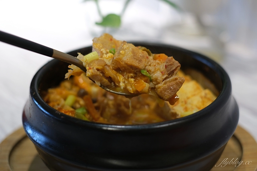 食譜分享｜韓式泡菜豆腐鍋做法，簡單又方便的韓式泡菜豆腐鍋食譜，冬天吃一鍋馬上暖呼呼 @飛天璇的口袋