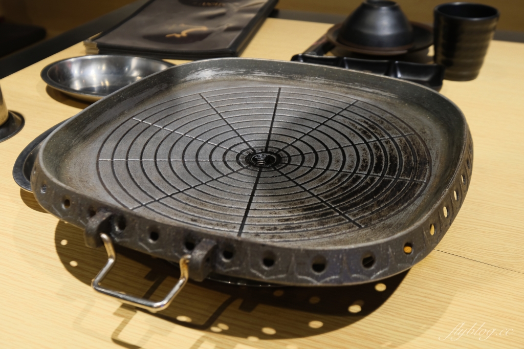 蔡家韓國烤肉專門店｜正宗極厚三層五花肉台中韓式烤肉，還有專人全程代烤桌邊服務 @飛天璇的口袋