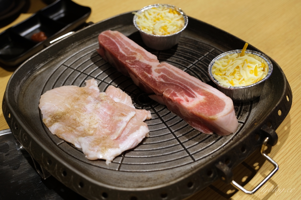 蔡家韓國烤肉專門店｜正宗極厚三層五花肉台中韓式烤肉，還有專人全程代烤桌邊服務 @飛天璇的口袋