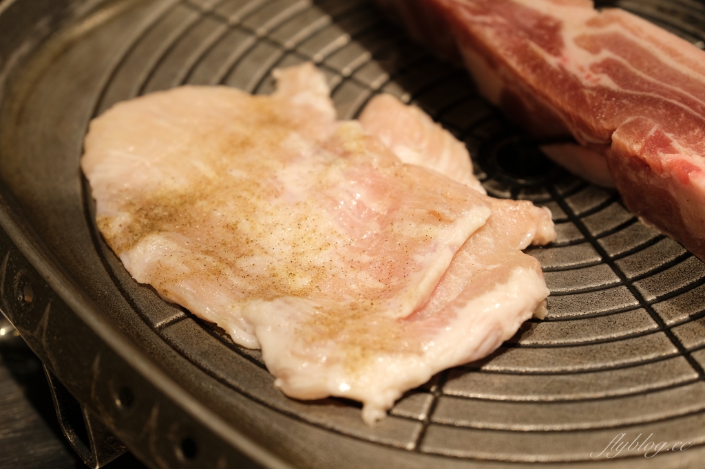 蔡家韓國烤肉專門店｜正宗極厚三層五花肉台中韓式烤肉，還有專人全程代烤桌邊服務 @飛天璇的口袋